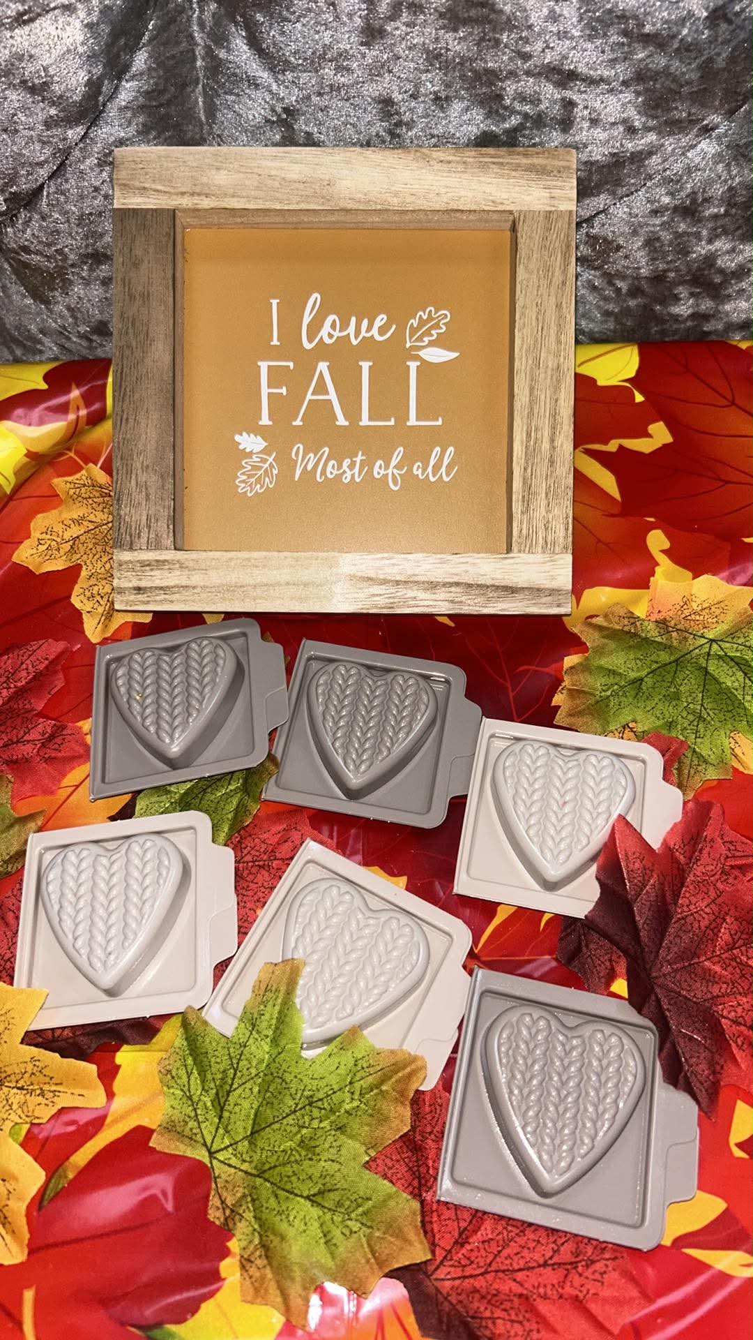 Knitted heart wax clamshells