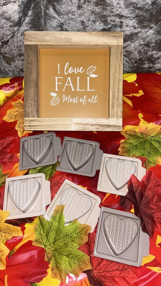 Knitted heart wax clamshells