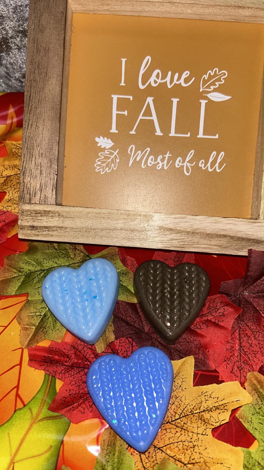 Knitted heart wax clamshells